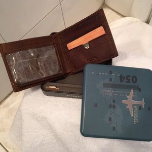 NWT Men’s Fossil wallet.